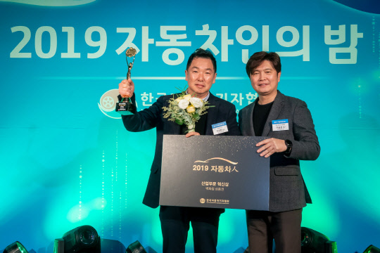 정의선 현대자동차그룹 수석부회장이 2019 자동차인 혁신상 수상자로 선정됐다. 사진은 정 수석부회장을 대신해 대리수상한 허정환 현대·기아차 전무(왼쪽부터)와 이승용 올해의 차 선정위원회 위원장이 기념촬영을 하는 모습. <한국자동차기자협회 제공>